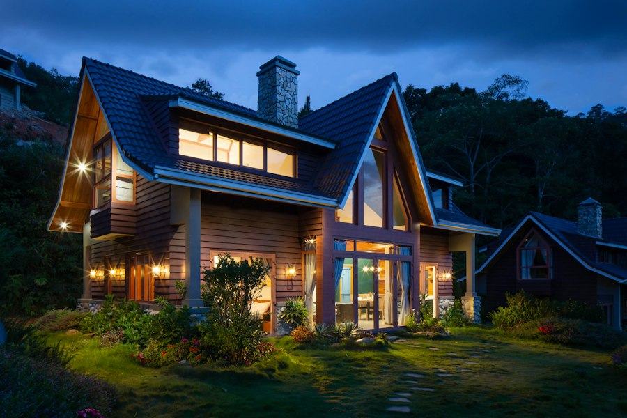 Casa iluminada al anochecer