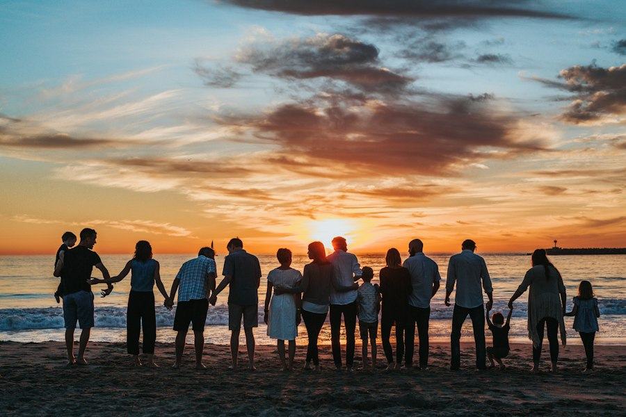 Familia frente al mar al atardecer